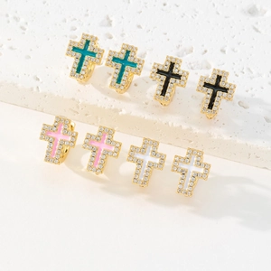 Boucles d'oreilles croix plaquées or 18K avec zircons colorés et émail sur socle pierre