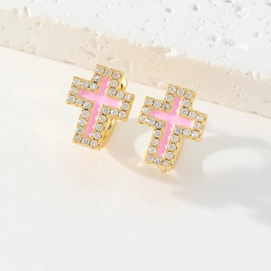 Détail des boucles d'oreilles trèfle plaquées or 18K avec croix en émail rose et zircon