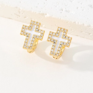 Détail macro du créole trèfle en or 18K avec émail blanc et pavé de zircons