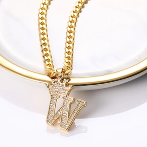 Collier couronne initiale W dorée avec pavé de zircons et chaîne gourmette pour hommes