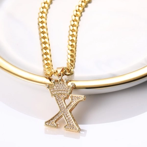 Collier couronne lettre X dorée serti de zircons avec chaîne cubaine épaisse