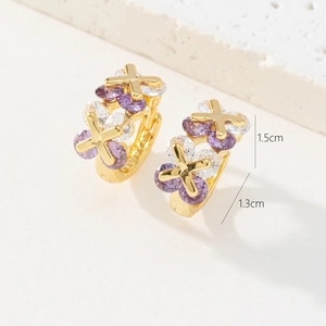 Vue détaillée des créoles dorées 18K avec zircons violets et dimensions de taille