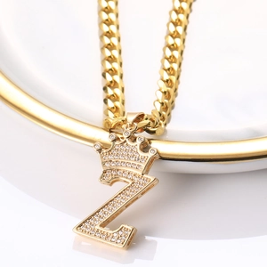 Macro du pendentif lettre Z couronné doré avec zircons sur une chaîne cubaine