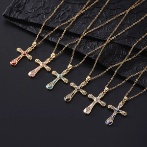 Set di sei collane con croce vintage placcate oro con smalto colorato e zirconi lucidi
