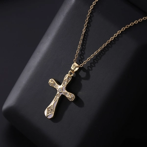 Elegante collana a croce placcata in oro con smalto bianco e zirconi micro-incastonati