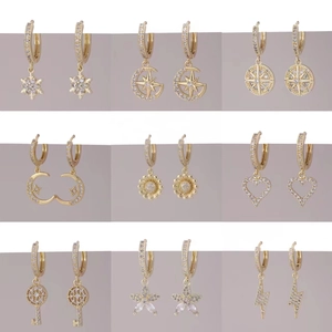 Set di nove orecchini placcati in oro con ciondoli a chiave e fiori in zircone scintillante