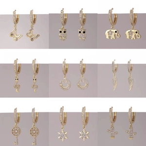 Set di nove orecchini placcati oro con ciondoli in cristallo a forma di farfalla e chiave