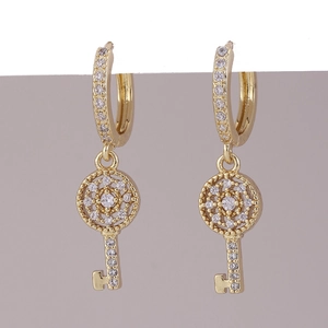 Orecchini a chiave placcati in oro con micro-pavé di zirconi e motivi traforati