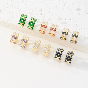 Créoles trèfle plaquées or 18K serties de pierres en zircone cubique multicolores
