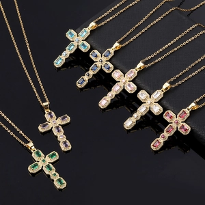 Luxueux Collier Pendentif Croix en Cuivre Zirconium Plaqué Or avec Strass Colorés Bijoux Hip Hop pour Femmes Hommes Fête