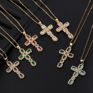 Colliers avec croix dorées serties de zircons colorés de style hip hop rétro chic