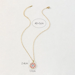 Dettaglio del ciondolo Occhio del Male con dimensioni 2,4x1,7cm e catena dorata