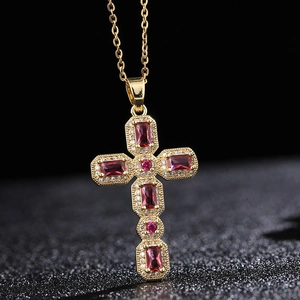 Collier croix hip hop dorée avec strass rouges et accents de diamants blancs
