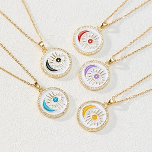 Dettaglio di cinque collane malocchio in colori assortiti con zirconi e placcatura in oro
