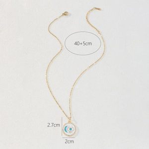 Dettaglio collana luna occhio greco oro con misure 2,7 cm in smalto blu e zirconi