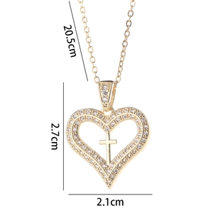 Dettaglio delle dimensioni della collana con ciondolo a cuore e croce dorata e zirconi