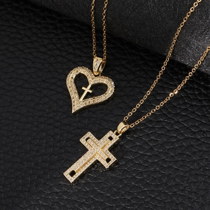 Collana chic con ciondolo a cuore e croce placcata in oro con cristalli scintillanti