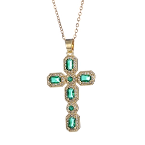 Pendentif croix doré avec cristaux vert émeraude et zircons brillants de style hip-hop