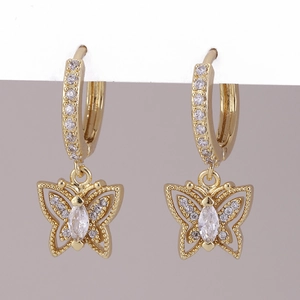 Dettaglio di orecchini a cerchio placcati oro con farfalle traforate e zircone marquise