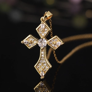 Dettaglio collana a croce placcata oro con brillanti zirconi a taglio marquise e tondo