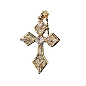 Elegante collana con croce placcata in oro e pietre di zircone su sfondo bianco puro
