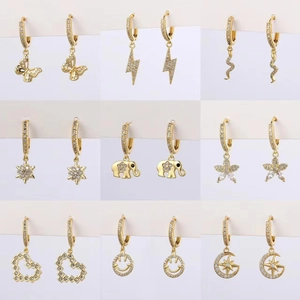 Set di orecchini a cerchio dorati con ciondoli in zircone a forma di farfalla, serpente e stelle