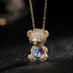 Collar de oso dorado con pavé de circonitas y piedra central de colores brillantes