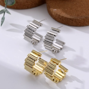 Geometrische C-Form Creolen Ohrstecker Für Damen Kupfer Versilbert Mit Silberstecker Unregelmäßiger Minimalistischer Schmuck