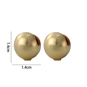 Nahaufnahme der 1,4 cm polierten goldenen Kugelohrringe mit elegantem Seitenausschnitt