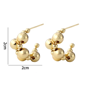 Detailansicht der 2cm goldenen Perlen-Ohrringe in C-Form mit poliertem Metall-Finish