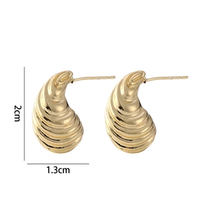 Detail goldener Spiral-Ohrstecker mit Maßangaben von 2 cm Höhe und 1,3 cm Breite