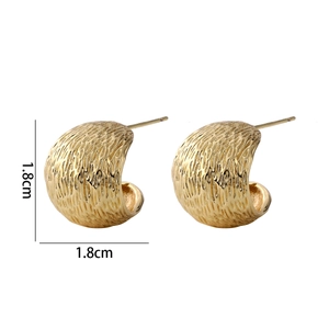 Detailansicht der 1,8 cm großen goldenen Ohrringe mit gehämmerter Metalloberfläche
