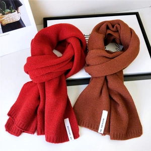 Dicke Strickschals für den Winter in Rot und Dunkelbraun mit modischen Stoffetiketten