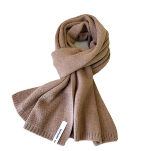 Dicker gestrickter Kamelschal für den Winter mit stylischem Markenlabel und weicher Textur