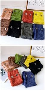 Détail de la maille épaisse et des boutons sur des écharpes d'hiver multicolores