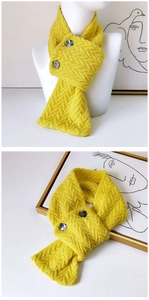 Détail du tricot et fermeture à bouton sur l'écharpe d'hiver en laine jaune moutarde