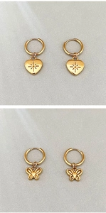 Détails de boucles d'oreilles dorées papillon et cœur avec gravures d'étoiles