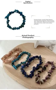 Dettaglio di bracciali in pietre naturali frantumate con cordini intrecciati regolabili