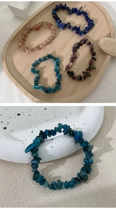 Dettaglio macro di bracciali in pietre naturali miste su un vassoio di ceramica bianca