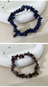 Dettaglio dei bracciali in pietre naturali blu scuro e gemme colorate frantumate