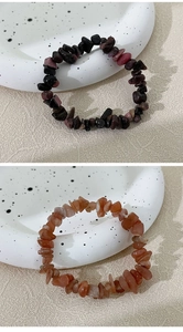Dettaglio di bracciali in pietra naturale nei toni rosa rodonite e arancio solare