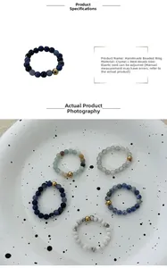 Detail van elastische ring met 4mm natuurlijke kristallen kralen en gouden stalen kraal