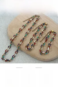 Détail d'un ensemble de colliers à maillons en émail coloré finition dorée