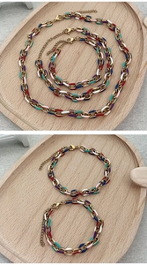 Vue détaillée d'une parure en émail coloré avec chaînes plaquées or et fermoirs mousqueton