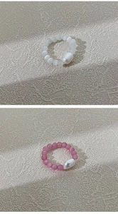 Chic beaded rings with cat-eye beads and Baroque pearls in white and pink tones