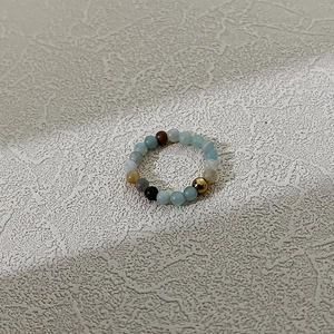 Elastische kralenring met 4mm natuursteen en een goudkleurige accentkraal