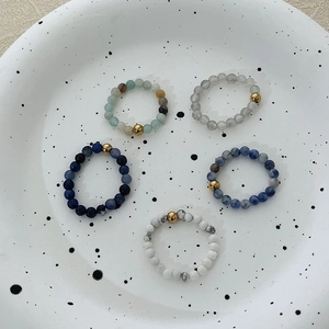 5-delige set van 4mm natuursteen kralen stretch ringen met gouden metalen kralen