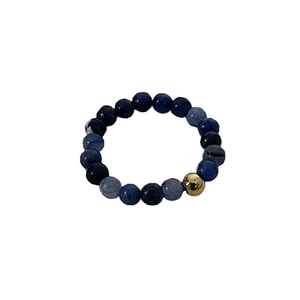 Elastische ring met 4mm natuurlijke blauwe stenen en een gouden metalen kraal