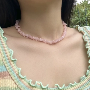 Natural pink crystal gravel choker necklace with irregular stones in bohemian style