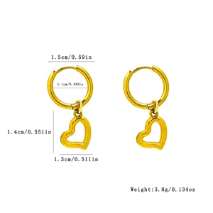 Boucles d'oreilles créoles coeur doré avec texture brossée et design papillon ajouré